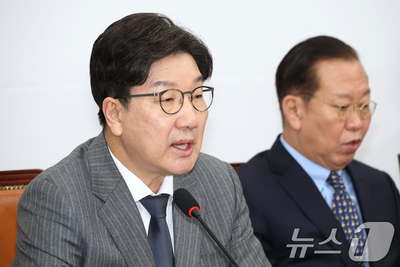 (서울=뉴스1) 이광호 기자 = 권성동 국민의힘 원내대표가 17일 오전 서울 여의도 국회에서 열린 비상대책위원회의에서 발언하고 있다. 2025.3.17/뉴스1