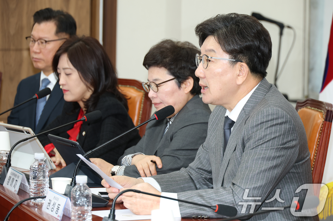 (서울=뉴스1) 이광호 기자 = 권성동 국민의힘 원내대표가 17일 오전 서울 여의도 국회에서 열린 비상대책위원회의에서 발언하고 있다. 2025.3.17/뉴스1