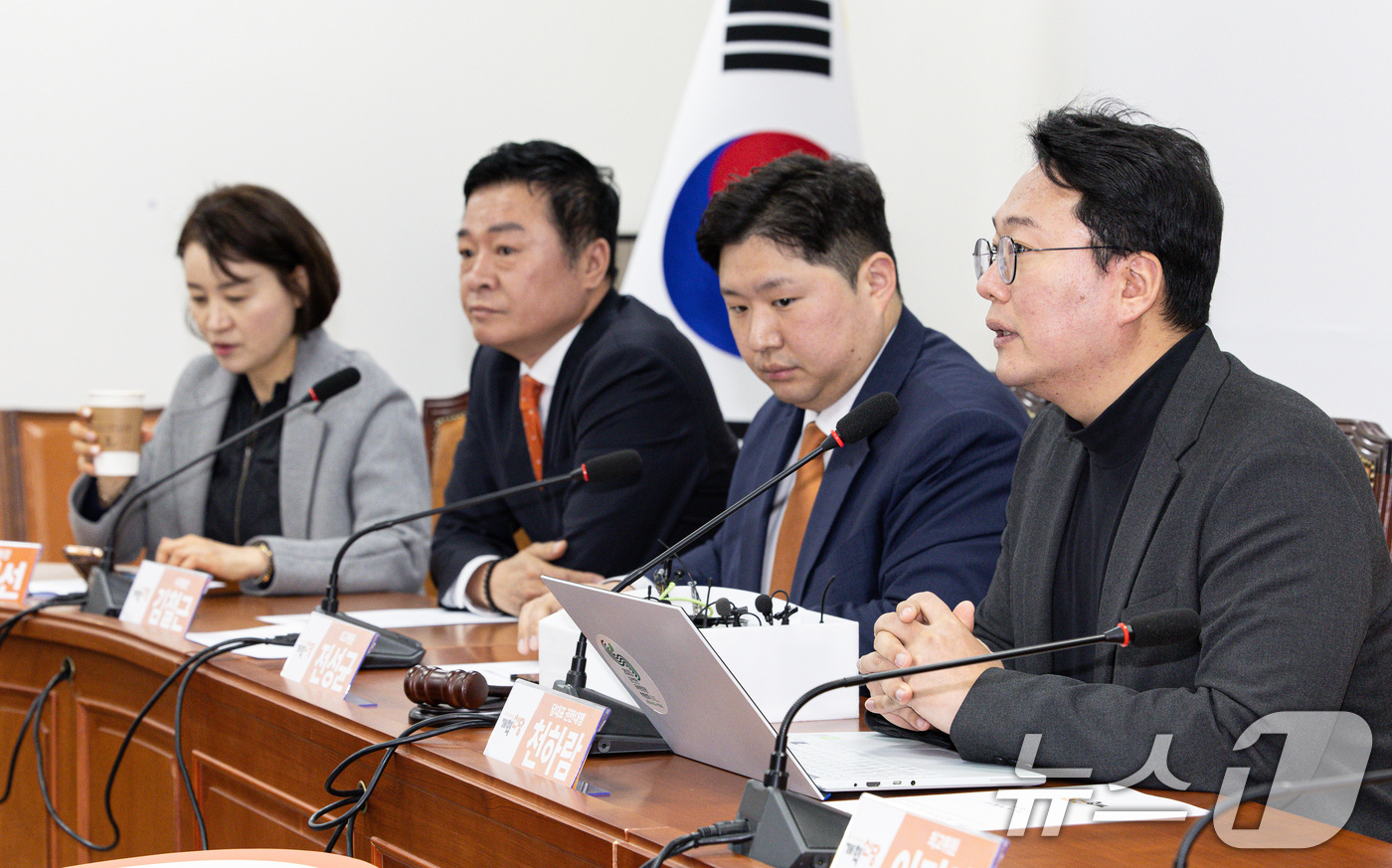 (서울=뉴스1) 이재명 기자 = 천하람 개혁신당 당대표 권한대행 겸 원내대표가 17일 오전 서울 여의도 국회에서 열린 최고위원회의에서 발언을 하고 있다. 2025.3.17/뉴스1