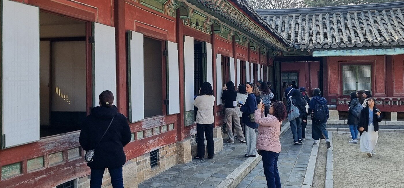 본문 이미지 - 지난해 &#39;창덕궁 빛·바람 들이기&#39; 현장을 찾은 관람객들&#40;국가유산청 제공&#41;