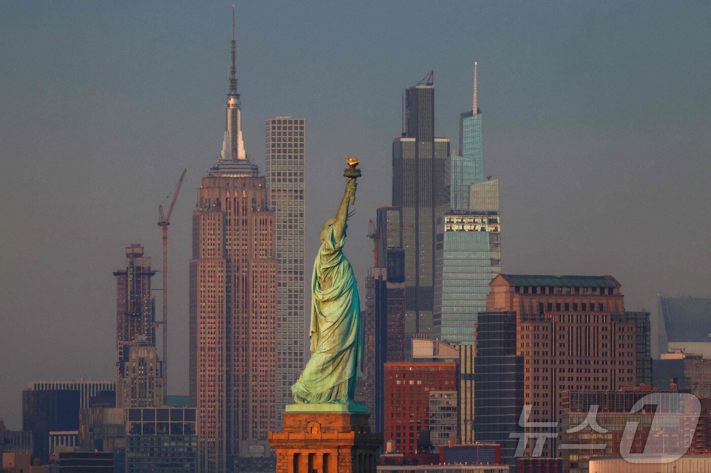 본문 이미지 - 미국 뉴욕에 있는 자유의 여신상. ⓒ AFP=뉴스1