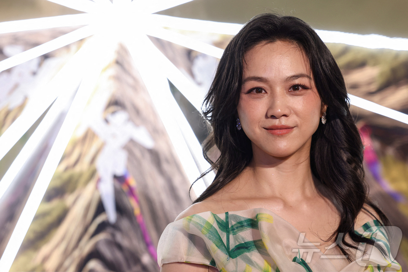 (홍콩 로이터=뉴스1) 우동명 기자 = 배우 탕웨이가 16일(현지시간) 홍콩에서 열린 아시아 필름 어워즈 시상식의 레드 카펫서 포즈를 취하고 있다. 2025.03.17ⓒ 로이터=뉴 …