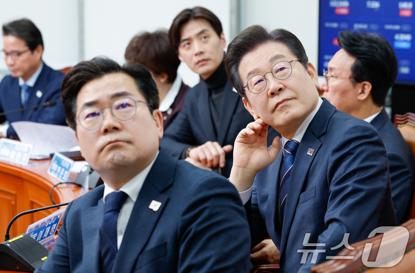 (서울=뉴스1) 안은나 기자 = 이재명 더불어민주당 대표, 박찬대 원내대표가 17일 오전 서울 여의도 국회에서 열린 최고위원회의에 참석해 김병주 최고위원 발언을 들으며 윤석열 대통 …