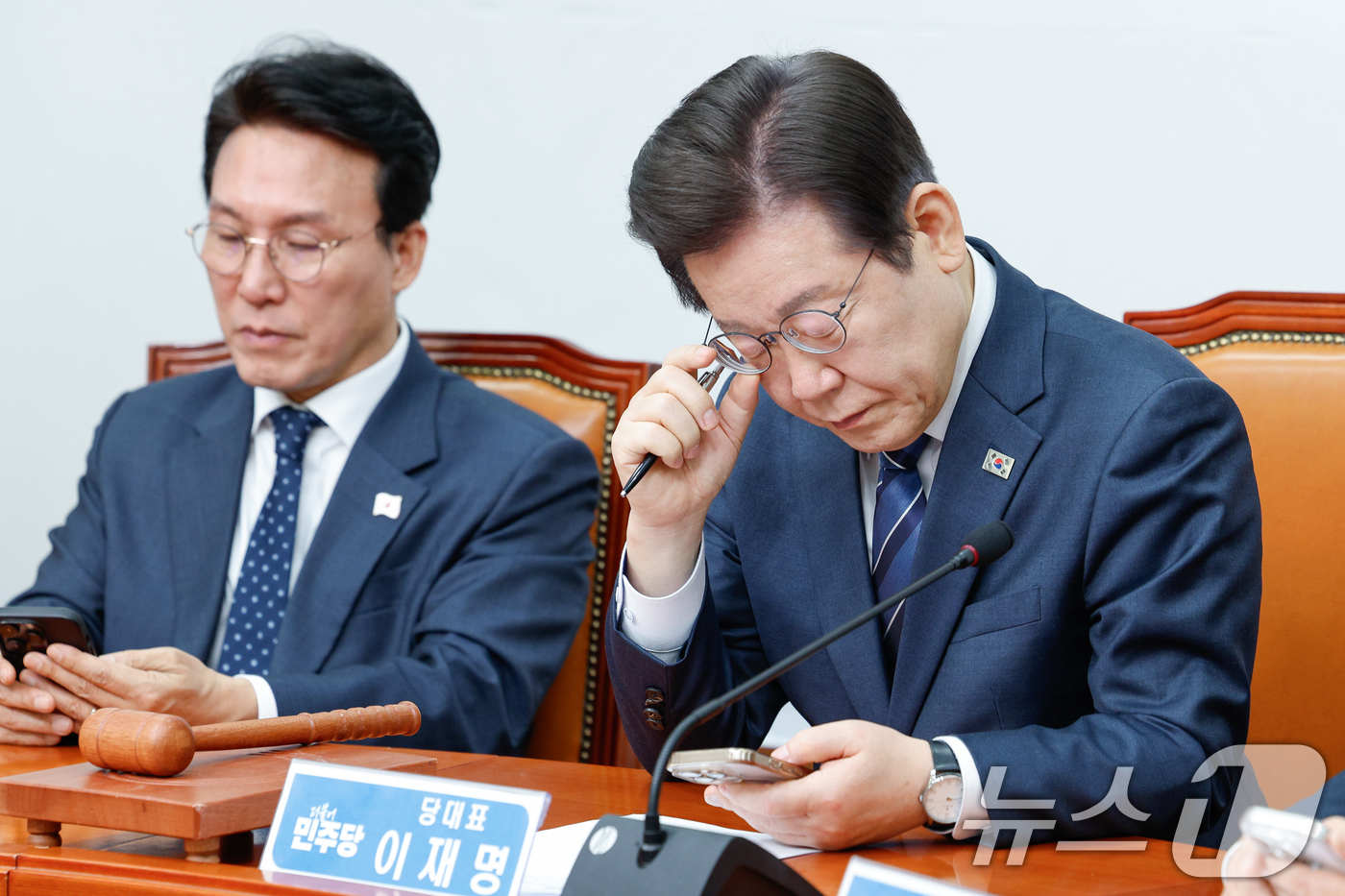 (서울=뉴스1) 안은나 기자 = 이재명 더불어민주당 대표가 17일 오전 서울 여의도 국회에서 열린 최고위원회의에 참석해 휴대전화를 확인하고 있다. 2025.3.17/뉴스1