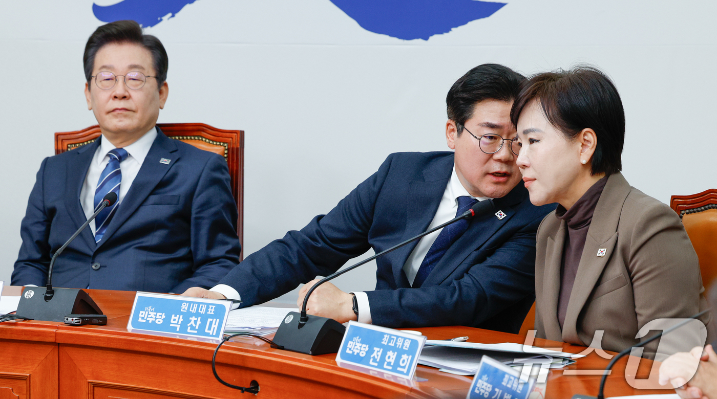 (서울=뉴스1) 안은나 기자 = 박찬대 더불어민주당 원내대표와 전현희 최고위원이 17일 오전 서울 여의도 국회에서 열린 최고위원회의에 참석해 대화하고 있다. 왼쪽은 이재명 대표. …