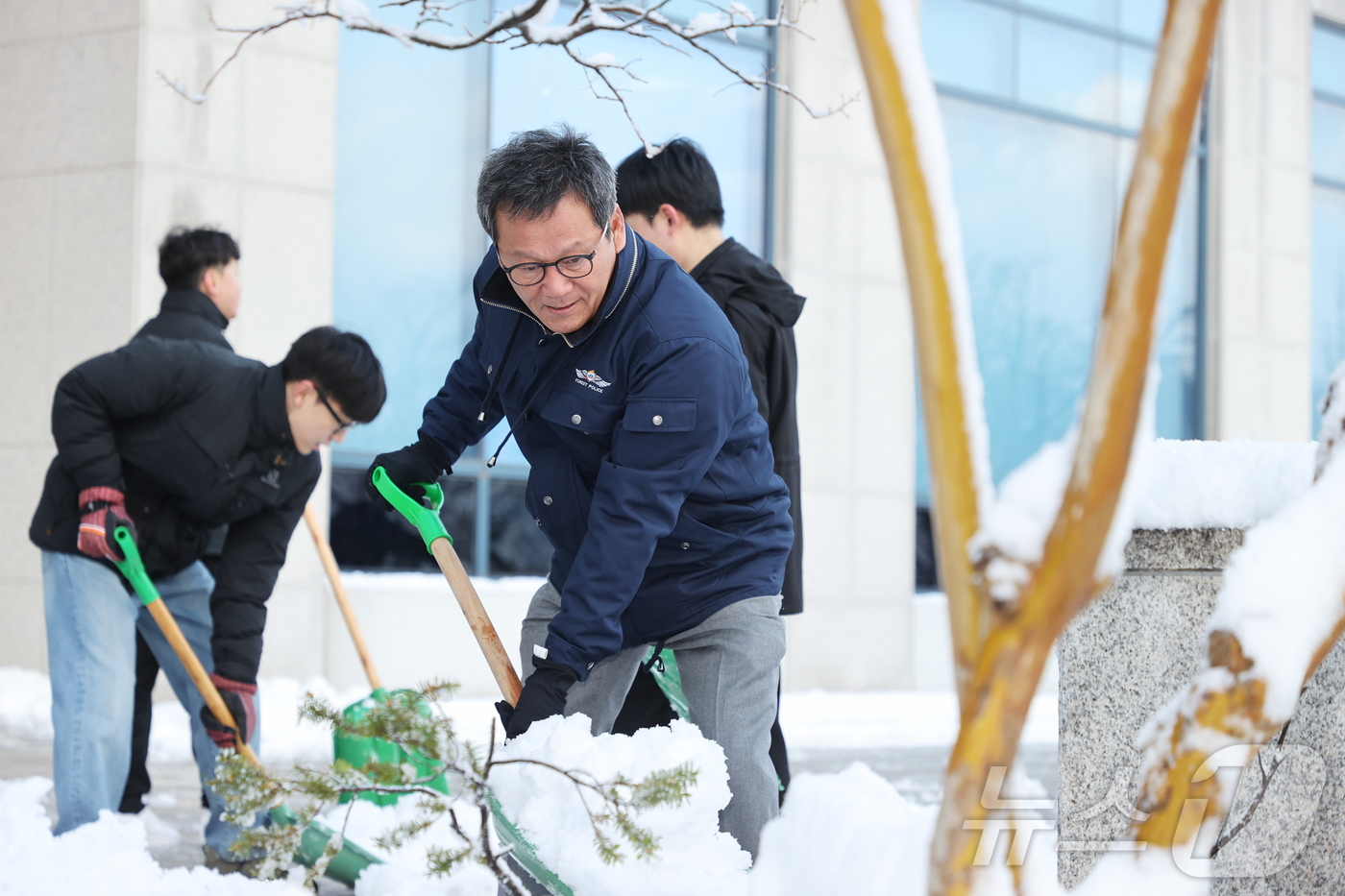 (강릉=뉴스1) 윤왕근 기자 = 김홍규 강릉시장 등이 17일 강원 강릉시청 일대에서 제설작업을 하고 있다. (강릉시 제공, 재판매 및 DB 금지) 2025.3.17/뉴스1