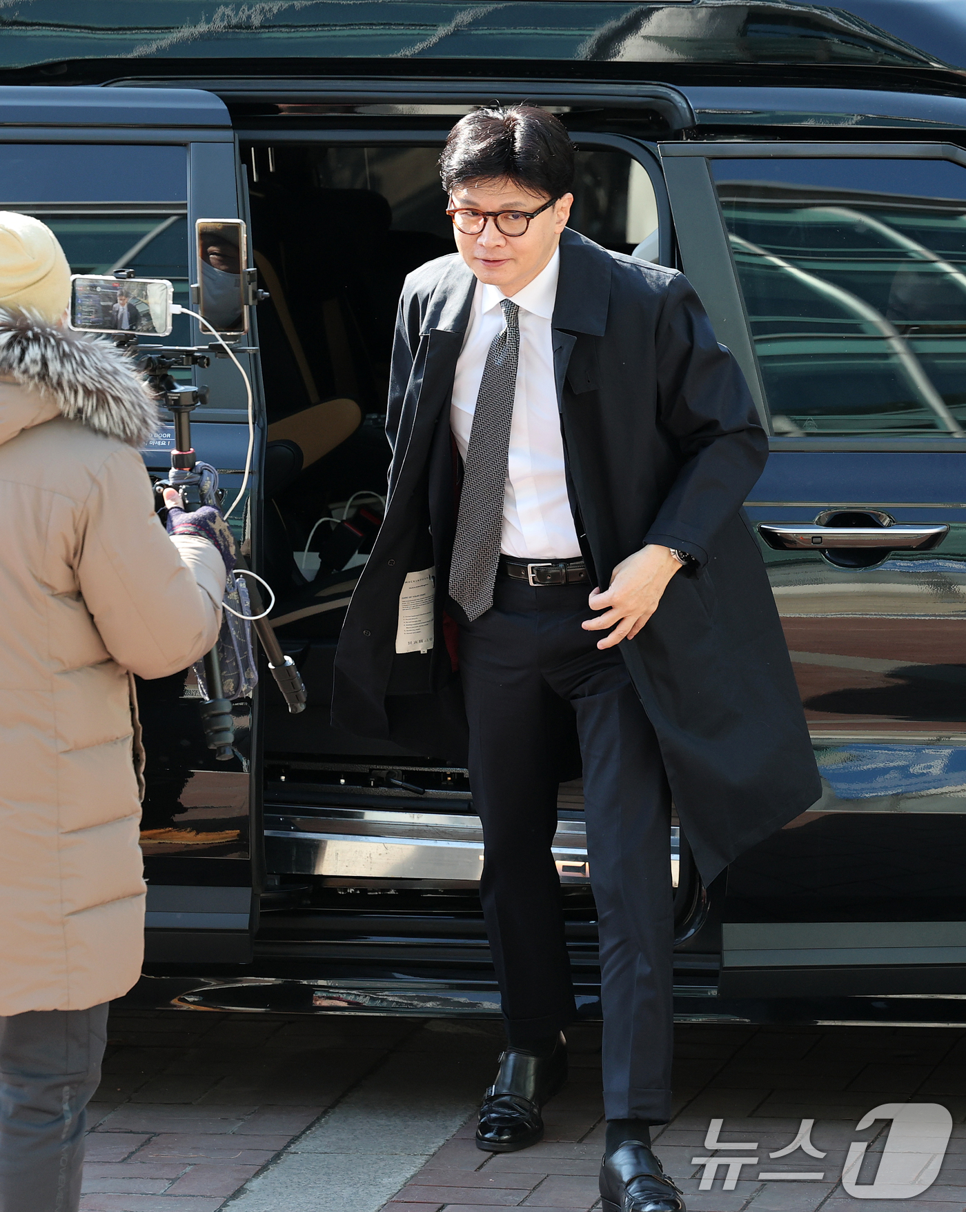 (서울=뉴스1) 오대일 기자 = 17일 오전 서울 종로구 한국불교역사문화기념관에서 한동훈 전 국민의힘 대표가 조계종 총무원장 진우 스님을 예방하기 위해 도착하자 유튜버들이 라이브 …