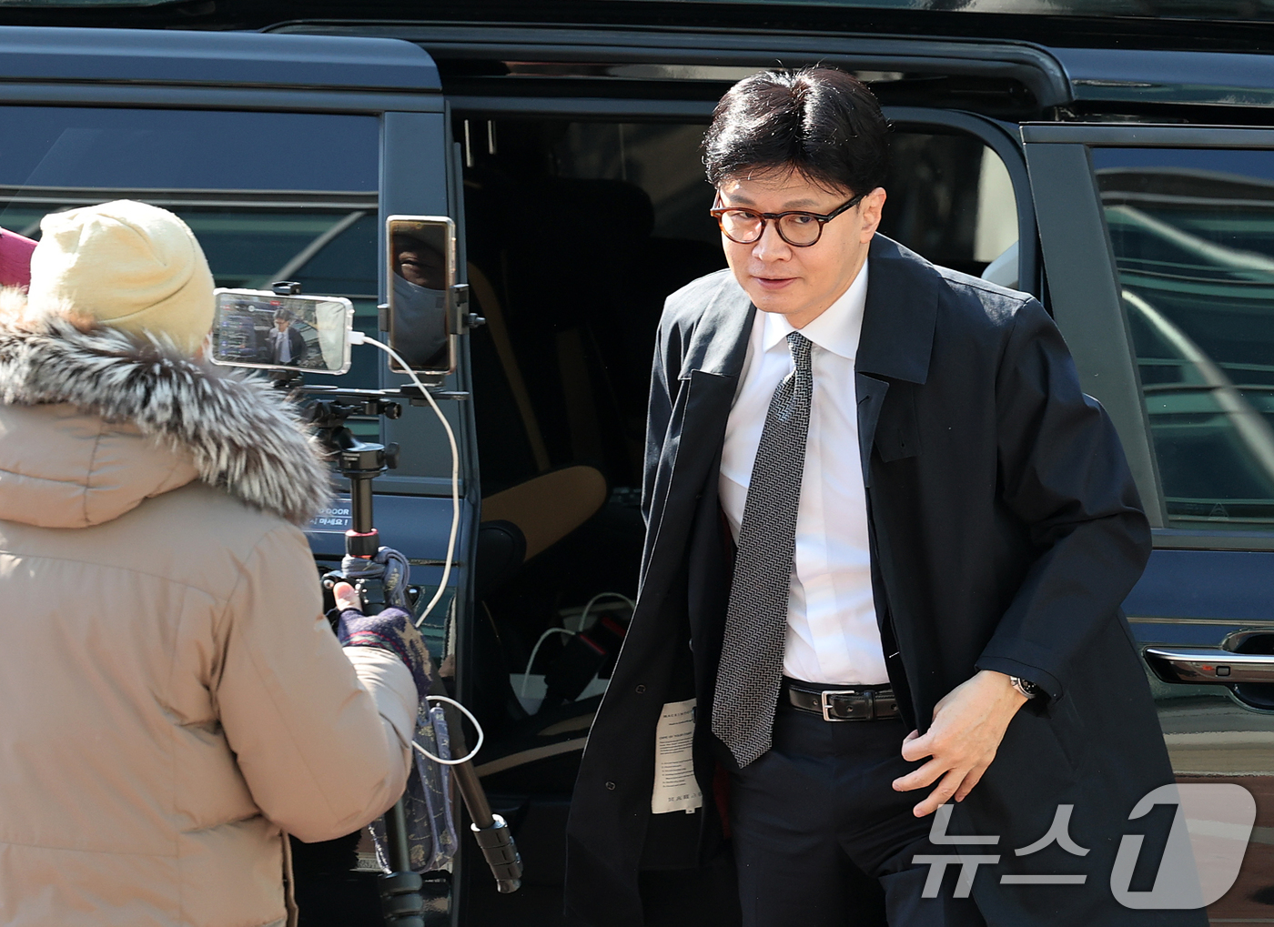 (서울=뉴스1) 오대일 기자 = 17일 오전 서울 종로구 한국불교역사문화기념관에서 한동훈 전 국민의힘 대표가 조계종 총무원장 진우 스님을 예방하기 위해 도착하자 유튜버들이 라이브 …