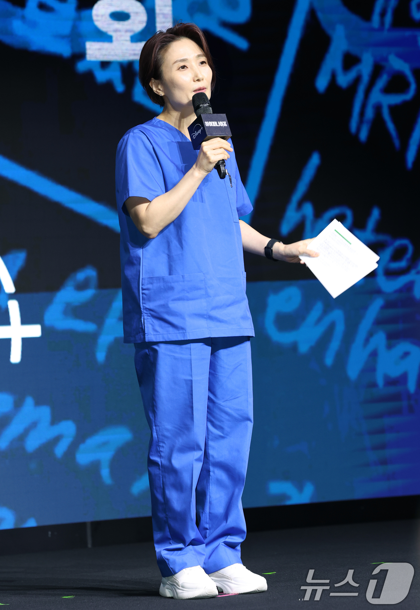 (서울=뉴스1) 권현진 기자 = 방송인 박경림이 17일 오전 서울 영등포구 콘래드호텔에서 열린 디즈니플러스 '하이퍼나이프' 제작발표회에 참석해 진행을 하고 있다.'하이퍼나이프'는 …