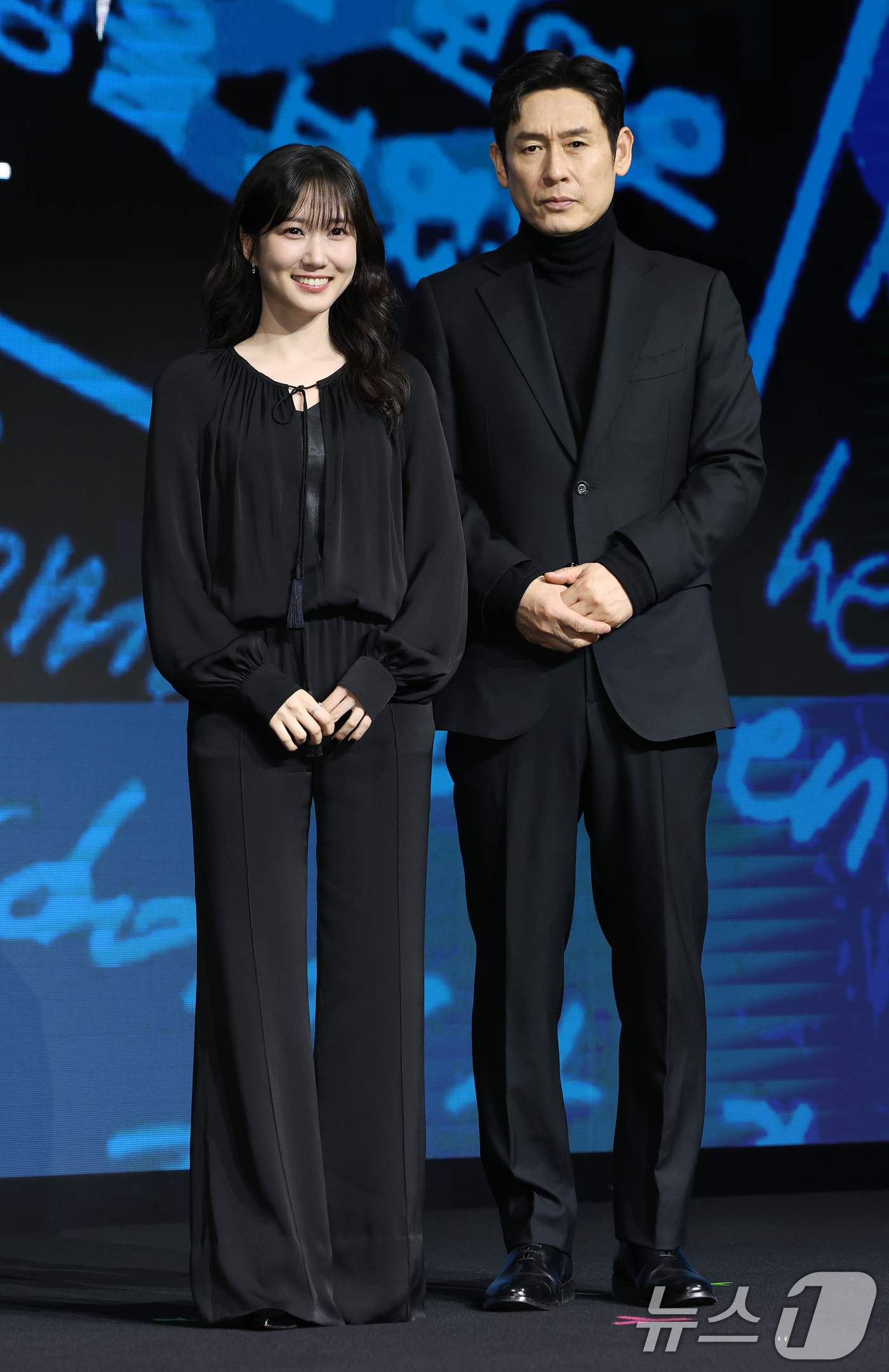 (서울=뉴스1) 권현진 기자 = 배우 박은빈과 설경구(오른쪽)가 17일 오전 서울 영등포구 콘래드호텔에서 열린 디즈니플러스 '하이퍼나이프' 제작발표회에 참석해 포즈를 취하고 있다. …