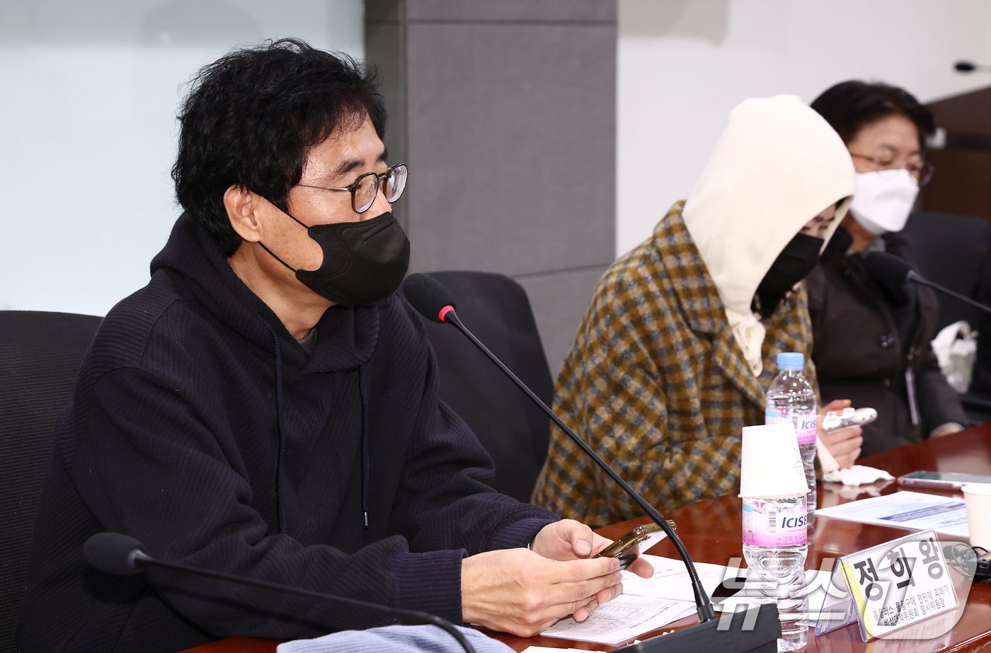 (서울=뉴스1) 김민지 기자 = 정희왕 홈플러스 물품구매 전단채 피해자 비대위 임시위원장이 17일 오전 서울 여의도 국회 의원회관에서 열린 '홈플러스 물품구매 전단채(ABSTB) …