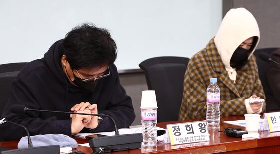 착잡한 표정의 홈플러스 물품구매 전단채 피해자들