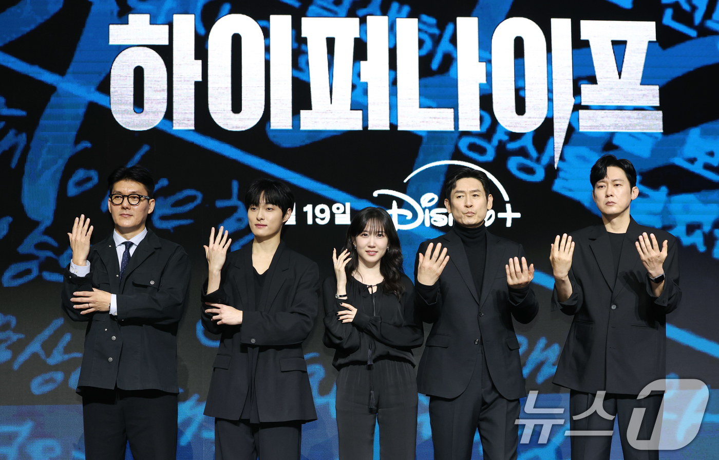 (서울=뉴스1) 권현진 기자 = 김정현 감독(왼쪽부터)과 배우 윤찬영, 박은빈, 설경구, 박병은이 17일 오전 서울 영등포구 콘래드호텔에서 열린 디즈니플러스 '하이퍼나이프' 제작발 …