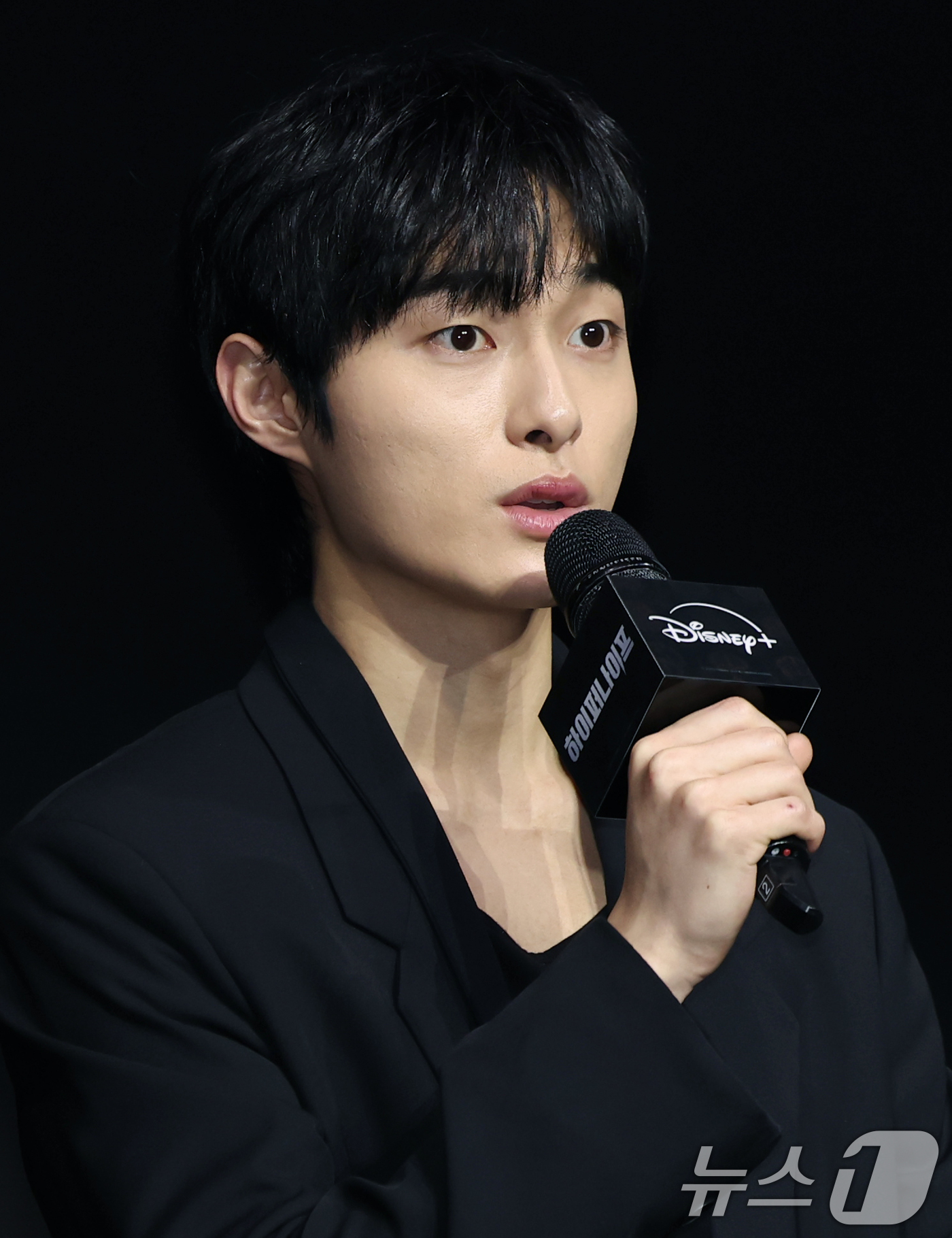 (서울=뉴스1) 권현진 기자 = 배우 윤찬영이 17일 오전 서울 영등포구 콘래드호텔에서 열린 디즈니플러스 '하이퍼나이프' 제작발표회에 참석해 인사말을 하고 있다.'하이퍼나이프'는 …