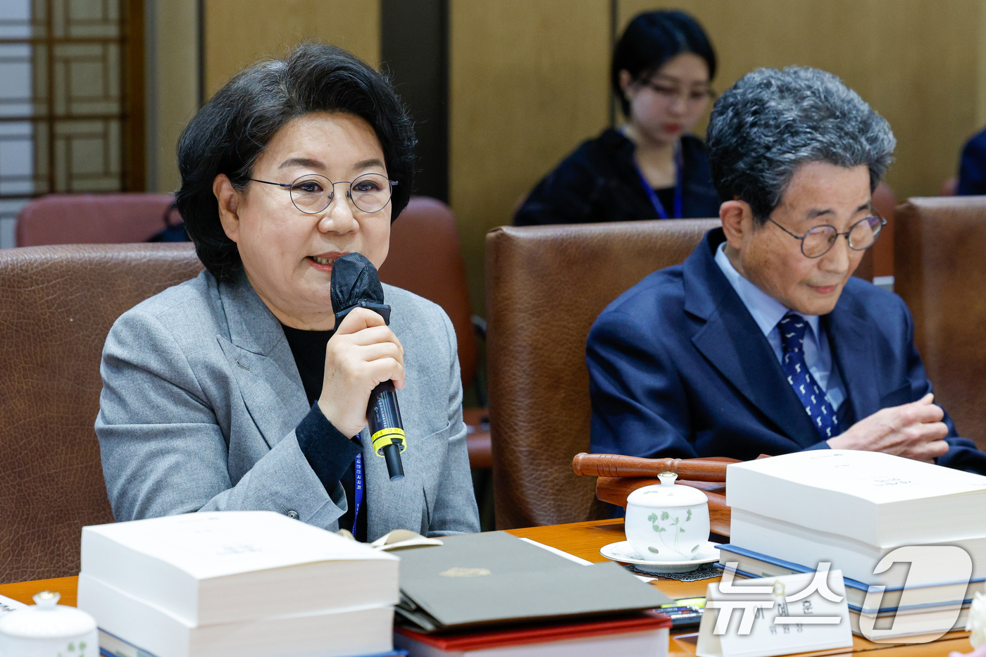 (서울=뉴스1) 안은나 기자 = 17일 서울 여의도 국회에서 열린 국회의장 직속 국민 미래 개헌 자문위원회 위촉식 및 제3차 회의에서 이혜훈 위원장이 인사말을 하고 있다. 2025 …