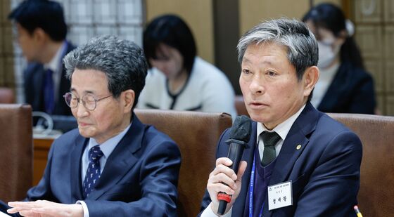 인사말하는 정재황 위원장