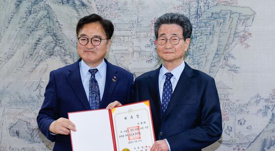 이목희 위원장에게 위촉장 수여하는 우원식 의장