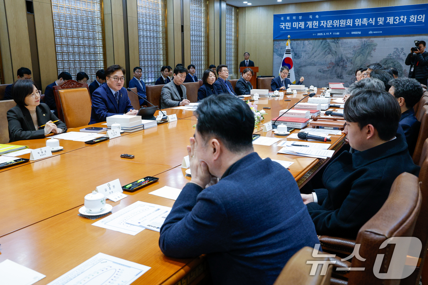 (서울=뉴스1) 안은나 기자 = 우원식 국회의장이 17일 서울 여의도 국회에서 열린 국회의장 직속 국민 미래 개헌 자문위원회 위촉식 및 제3차 회의에 참석해 인사말을 하고 있다. …