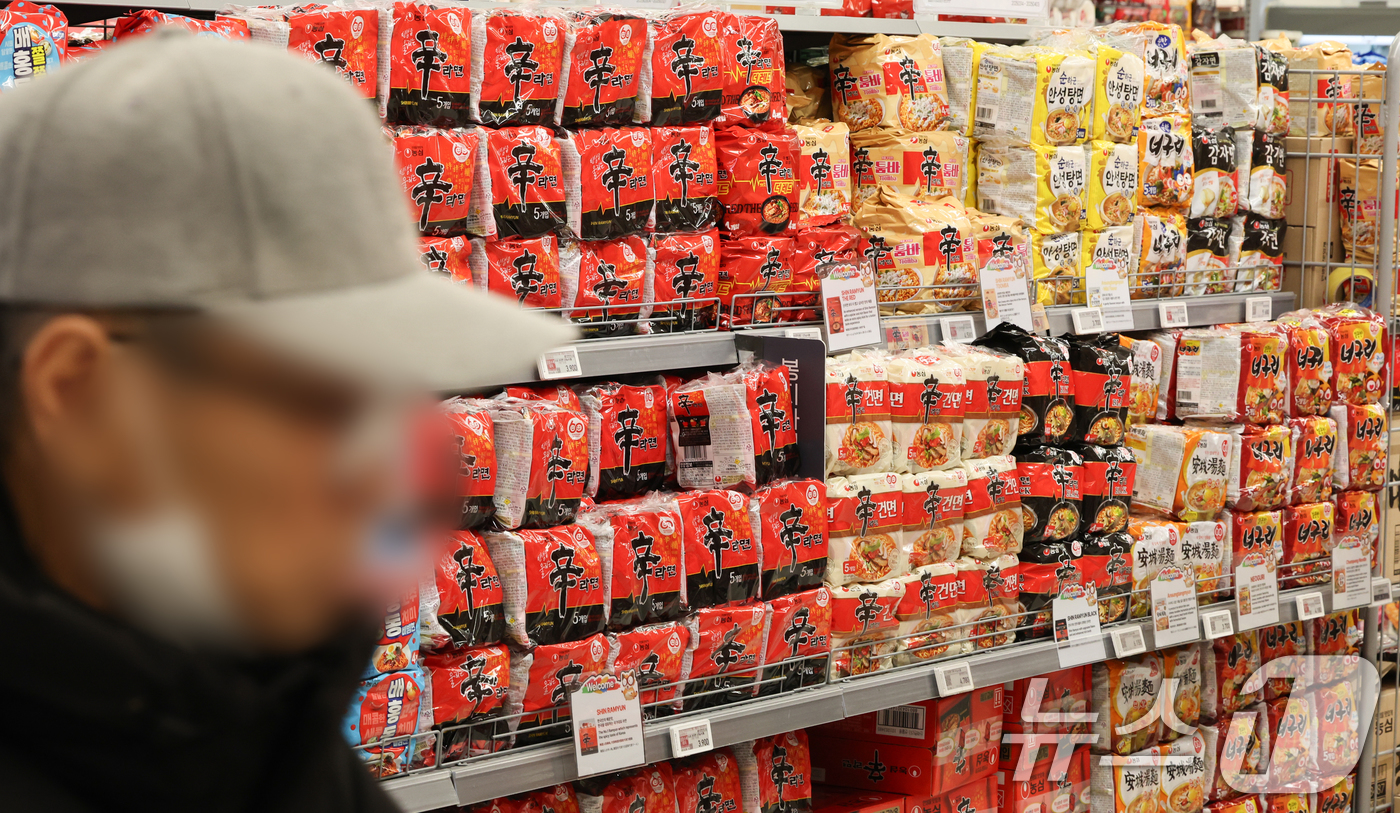 (서울=뉴스1) 허경 기자 = 농심은 오늘부터 57개 브랜드 중 신라면과 새우깡 등 17개 브랜드 출고가를 평균 7.2% 인상한다. 주요 제품의 인상 폭은 출고가격 기준으로 신라면 …