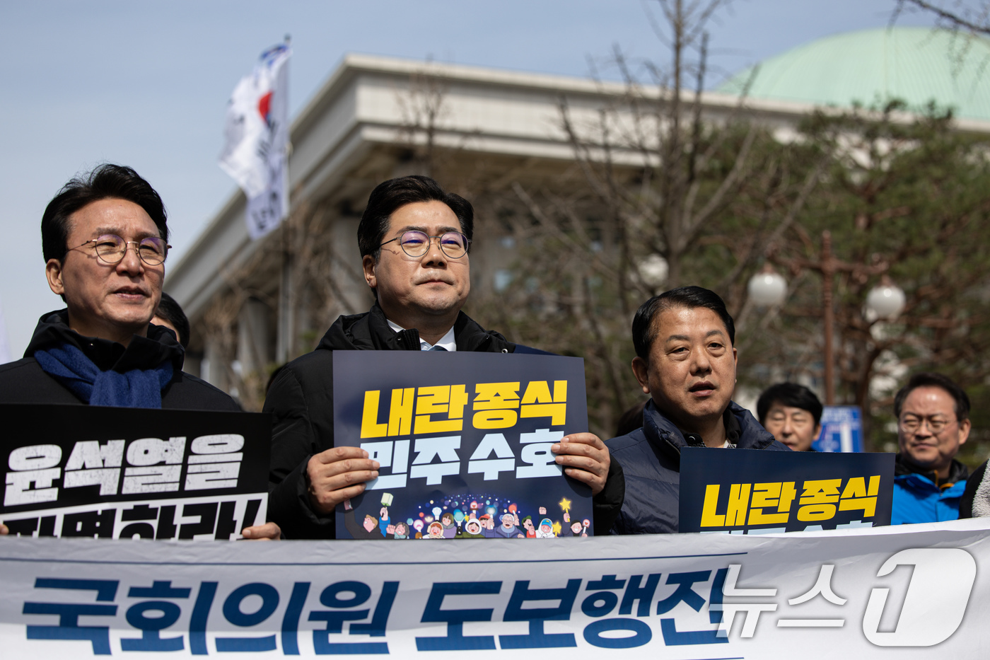 (서울=뉴스1) 이재명 기자 = 박찬대 더불어민주당 원내대표를 비롯한 민주당 의원들이 17일 오전 서울 여의도 국회에서 내란수괴 윤석열 파면 촉구 국회의원 도보행진을 하고 있다. …