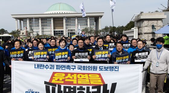 더불어민주당 '尹 파면 촉구 국회의원 도보행진'