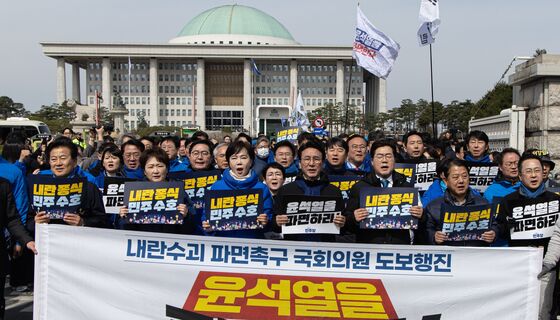 '엿새째 행진' 민주 "헌재, 오늘 당장 선고기일 지정해야"