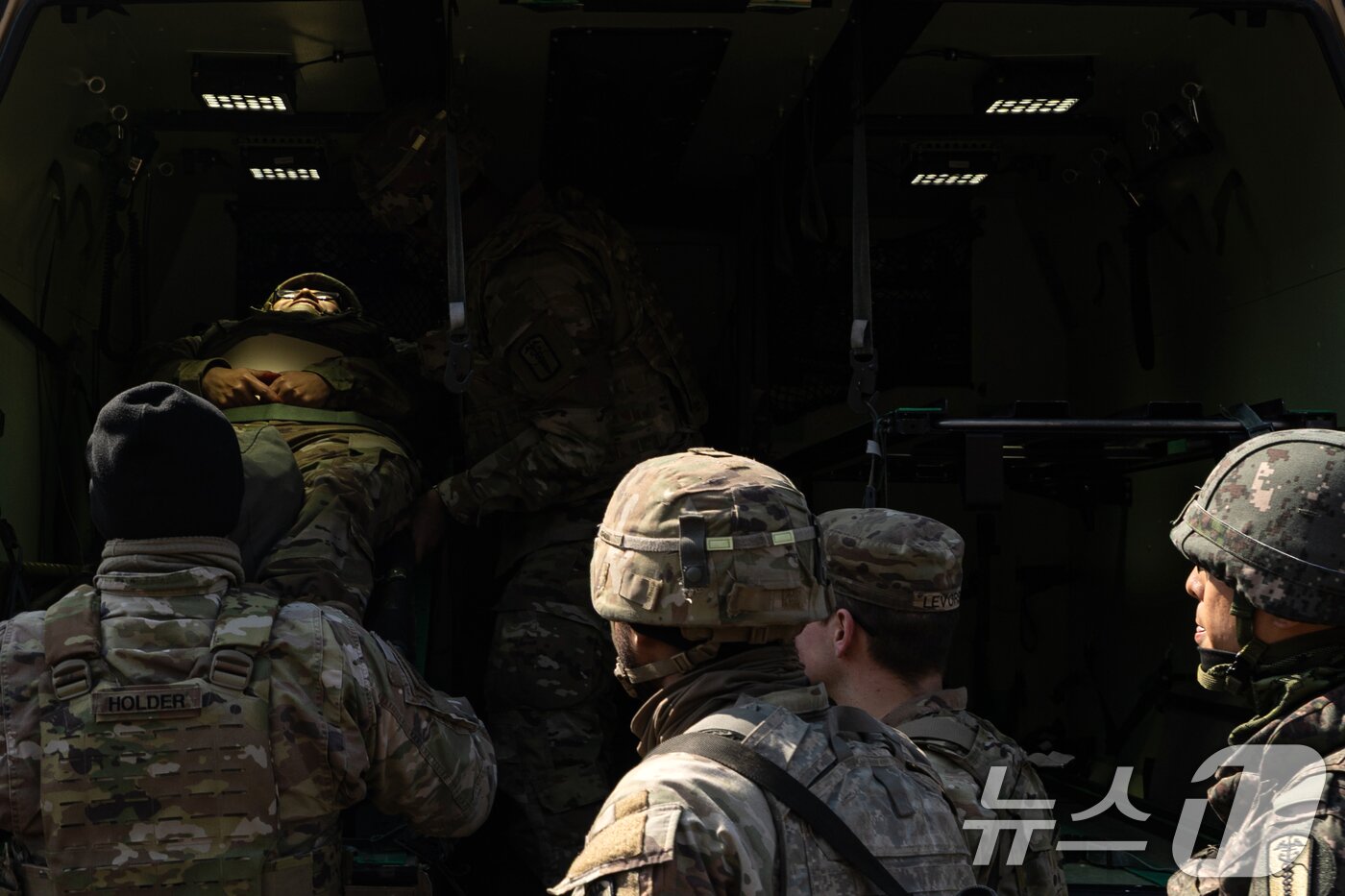 본문 이미지 - 17일 오전 경기도 포천시 미8군 LTA WATKINS 훈련장에서 열린 &#39;2025 자유의 방패 대량 사상자 발생 훈련&#39;에 참가한 한미 군장병들이 부상자 이송을 하고 있다. 2025.3.17/뉴스1 ⓒ News1 이승배 기자