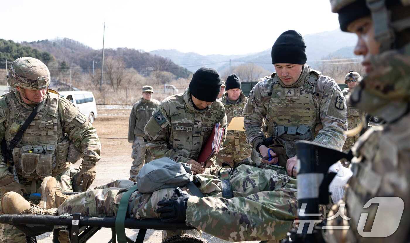 본문 이미지 - 17일 오전 경기도 포천시 미8군 LTA WATKINS 훈련장에서 열린 &#39;2025 자유의 방패 대량 사상자 발생 훈련&#39;에 참가한 미군 장병들이 부상자를 확인하고 있다. 2025.3.17/뉴스1 ⓒ News1 이승배 기자