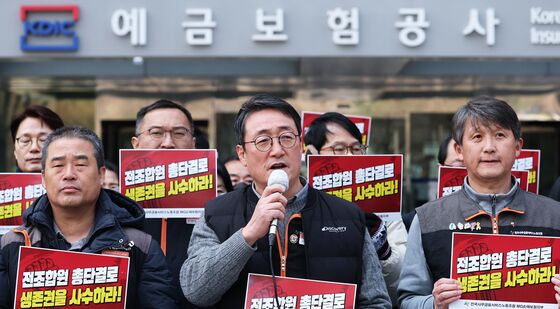 발언하는 이재진 사무금융노조 위원장