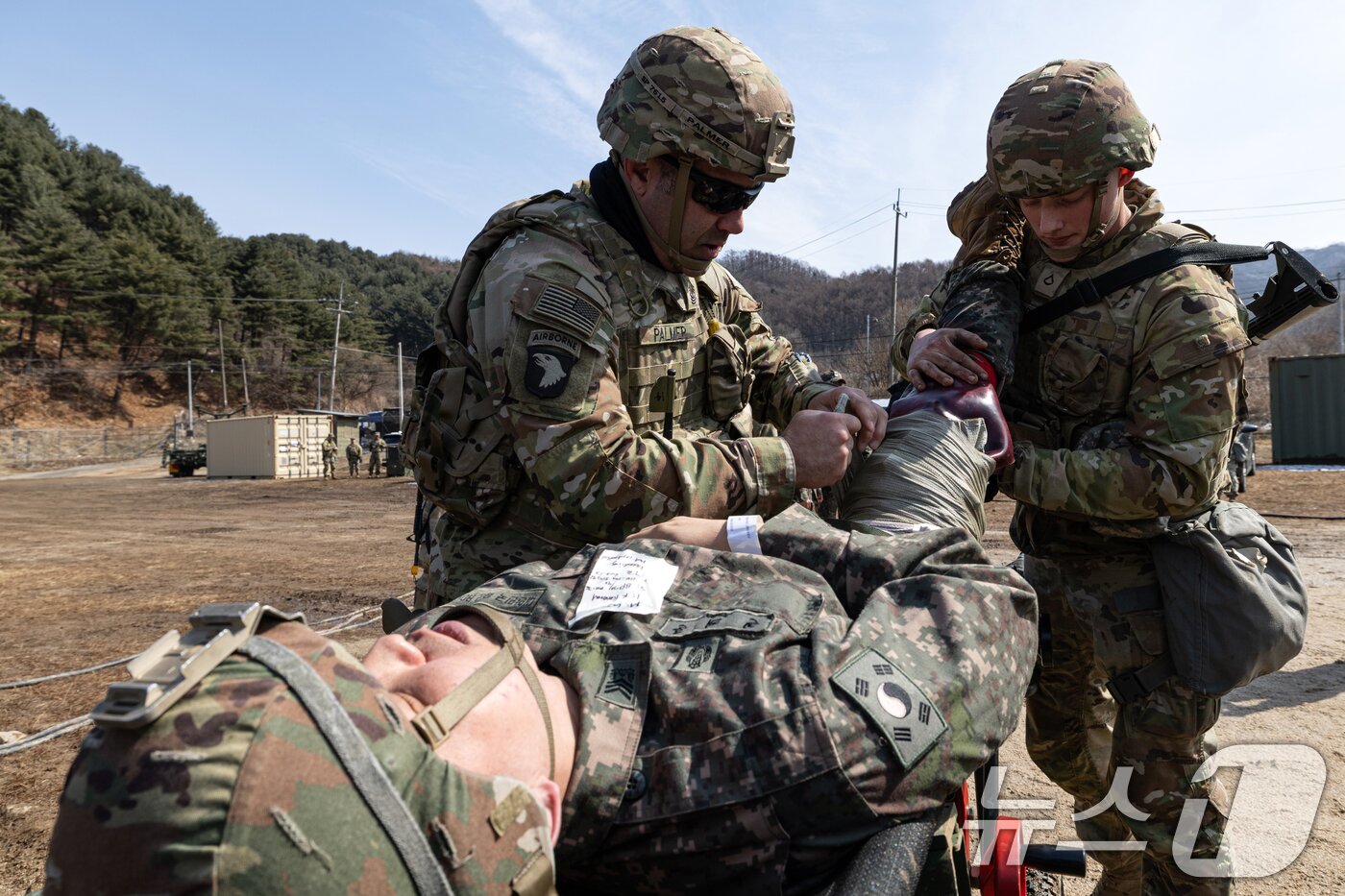 본문 이미지 - 17일 오전 경기도 포천시 미8군 LTA WATKINS 훈련장에서 열린 &#39;2025 자유의 방패 대량 사상자 발생 훈련&#39;에 한미 장병들이 부상자 확인을 하고 있다. 2025.3.17/뉴스1 ⓒ News1 이승배 기자