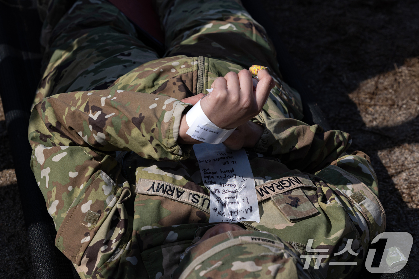 (포천=뉴스1) 이승배 기자 = 17일 오전 경기도 포천시 미8군 LTA WATKINS 훈련장에서 열린 '2025 자유의 방패 대량 사상자 발생 훈련'에 참가한 미군 장병이 환자 …