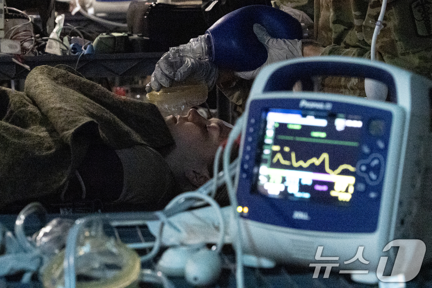 (포천=뉴스1) 이승배 기자 = 17일 오전 경기도 포천시 미8군 LTA WATKINS 훈련장에서 열린 '2025 자유의 방패 대량 사상자 발생 훈련'에 참가한 미군 장병들이 중상 …