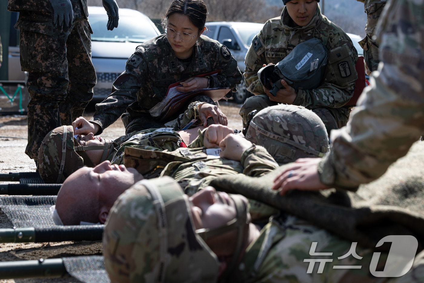 (포천=뉴스1) 이승배 기자 = 17일 오전 경기도 포천시 미8군 LTA WATKINS 훈련장에서 열린 '2025 자유의 방패 대량 사상자 발생 훈련'에 참가한 한미 장병들이 환자 …