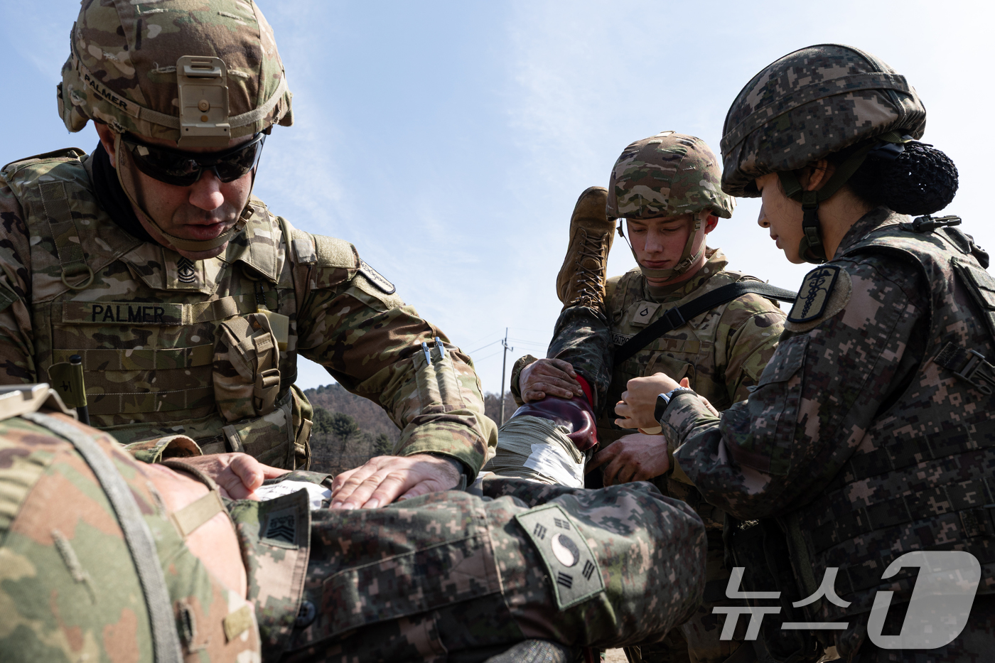 (포천=뉴스1) 이승배 기자 = 17일 오전 경기도 포천시 미8군 LTA WATKINS 훈련장에서 열린 '2025 자유의 방패 대량 사상자 발생 훈련'에 참가한 한미 장병들이 부상 …