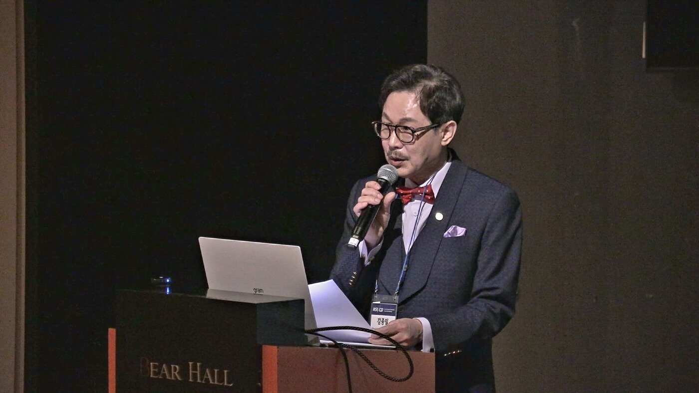 본문 이미지 - 강종일 한국수의임상피부학회 회장이 16일 열린 춘계 컨퍼런스에서 환영사를 전하고 있다. (한국수의임상피부학회 제공) ⓒ 뉴스1