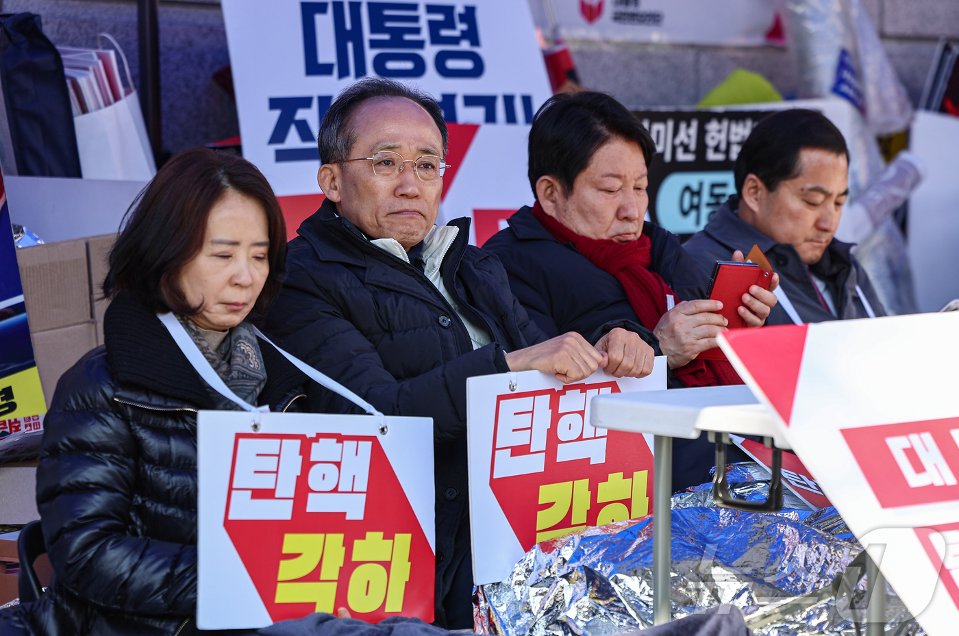 (서울=뉴스1) 김도우 기자 = 박대출, 추경호, 권영진, 최수진 국민의힘 의원이 17일 서울 종로구 헌법재판소 앞에서 윤석열 대통령 탄핵 각하 촉구 릴레이 시위를 하고 있다. 2 …