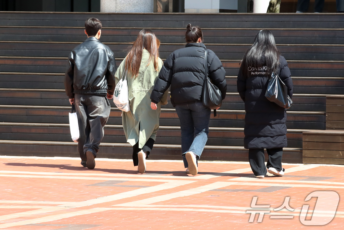 (대구=뉴스1) 공정식 기자 = 꽃샘추위가 찾아온 17일 대구 북구 영진전문대 복현캠퍼스에서 노랗게 핀 산수유 꽃 너머로 겨울 외투를 입은 학생들이 지나가고 있다. 2025.3.1 …