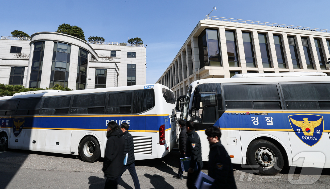 (서울=뉴스1) 김도우 기자 = 윤석열 대통령 탄핵심판 선고를 앞둔 17일 서울 종로구 헌법재판소 인근에 경찰 차벽이 세워져 있다. 2025.3.17/뉴스1