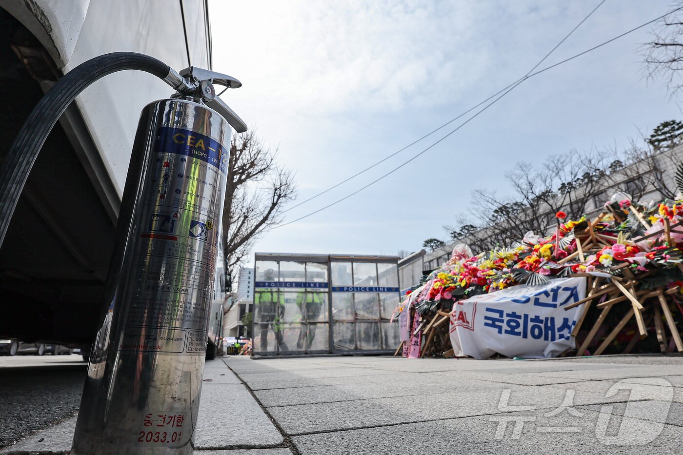 본문 이미지 - 윤석열 대통령 탄핵심판 선고를 앞둔 17일 서울 종로구 헌법재판소 인근에 소화기가 구비돼 있다. 2025.3.17/뉴스1 ⓒ News1 김도우 기자