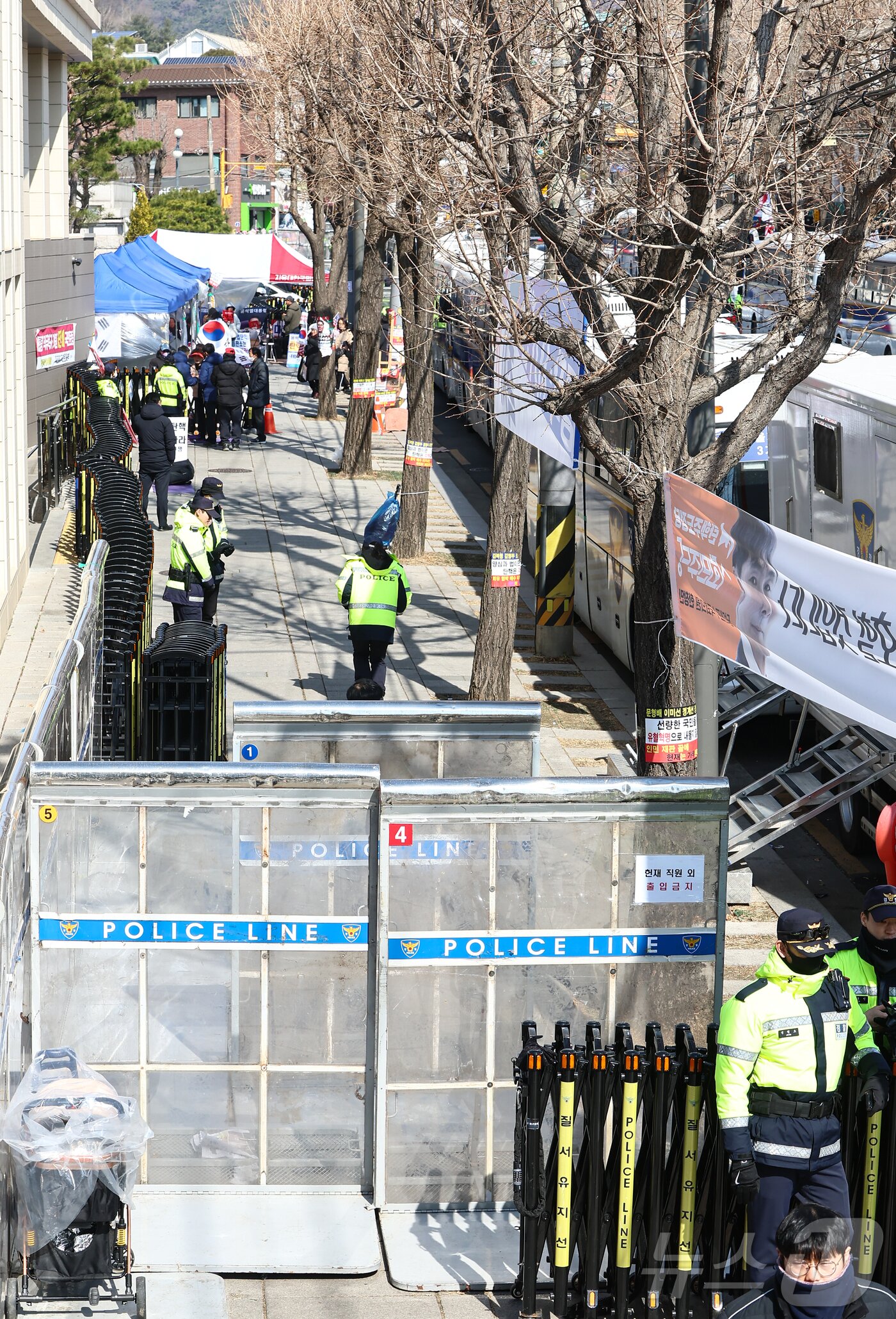 본문 이미지 - 윤석열 대통령 탄핵심판 선고를 앞둔 17일 서울 종로구 헌법재판소 인근에서 경찰 병력이 경계근무를 서고 있다. 2025.3.17/뉴스1 ⓒ News1 김도우 기자