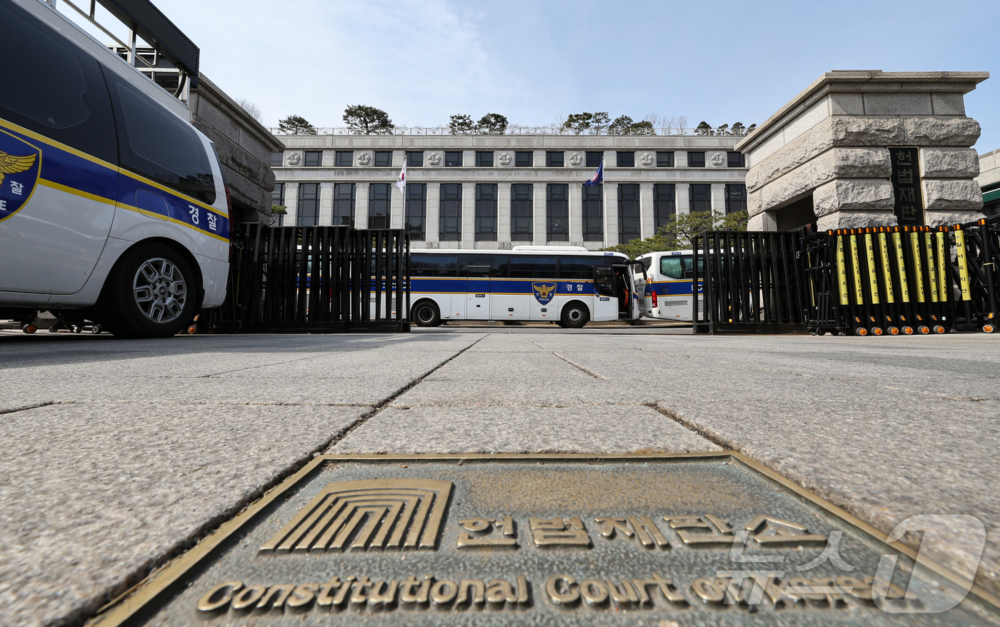 (서울=뉴스1) 김도우 기자 = 헌법재판소가 윤석열 대통령 탄핵심판의 변론을 종결한 뒤 아직 선고일을 지정하지 못하면서 대통령 탄핵 사건 중 최장기간 숙의를 거듭하고 있다.사진은 …