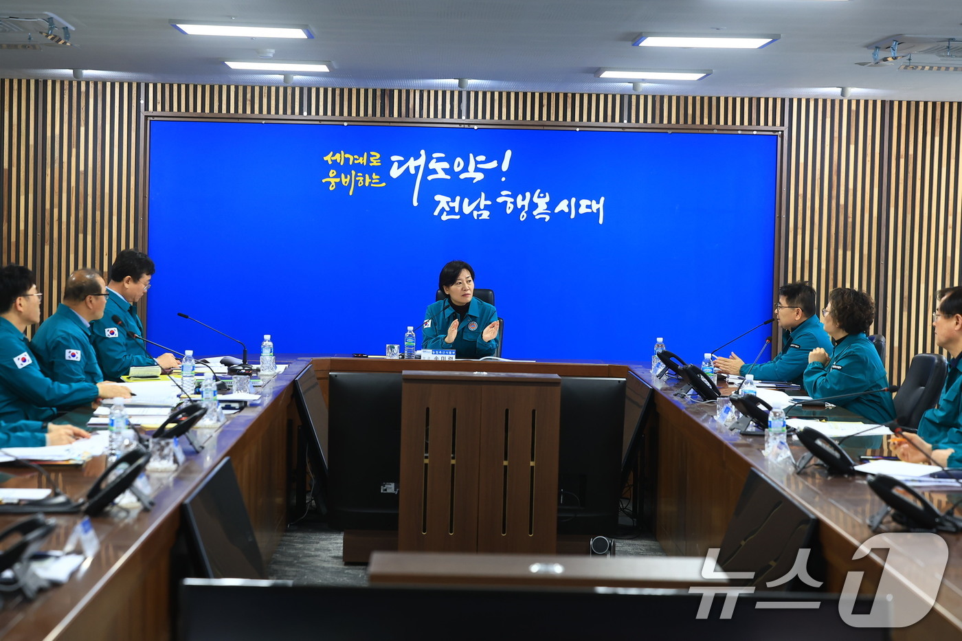 (서울=뉴스1) = 송미령 농림축산식품부 장관이 17일 전남도청 가축방역 상황실을 방문해 전라남도의 구제역 방역관리 상황을 점검하고 있다. (농림축산식품부 제공. 재판매 및 DB …