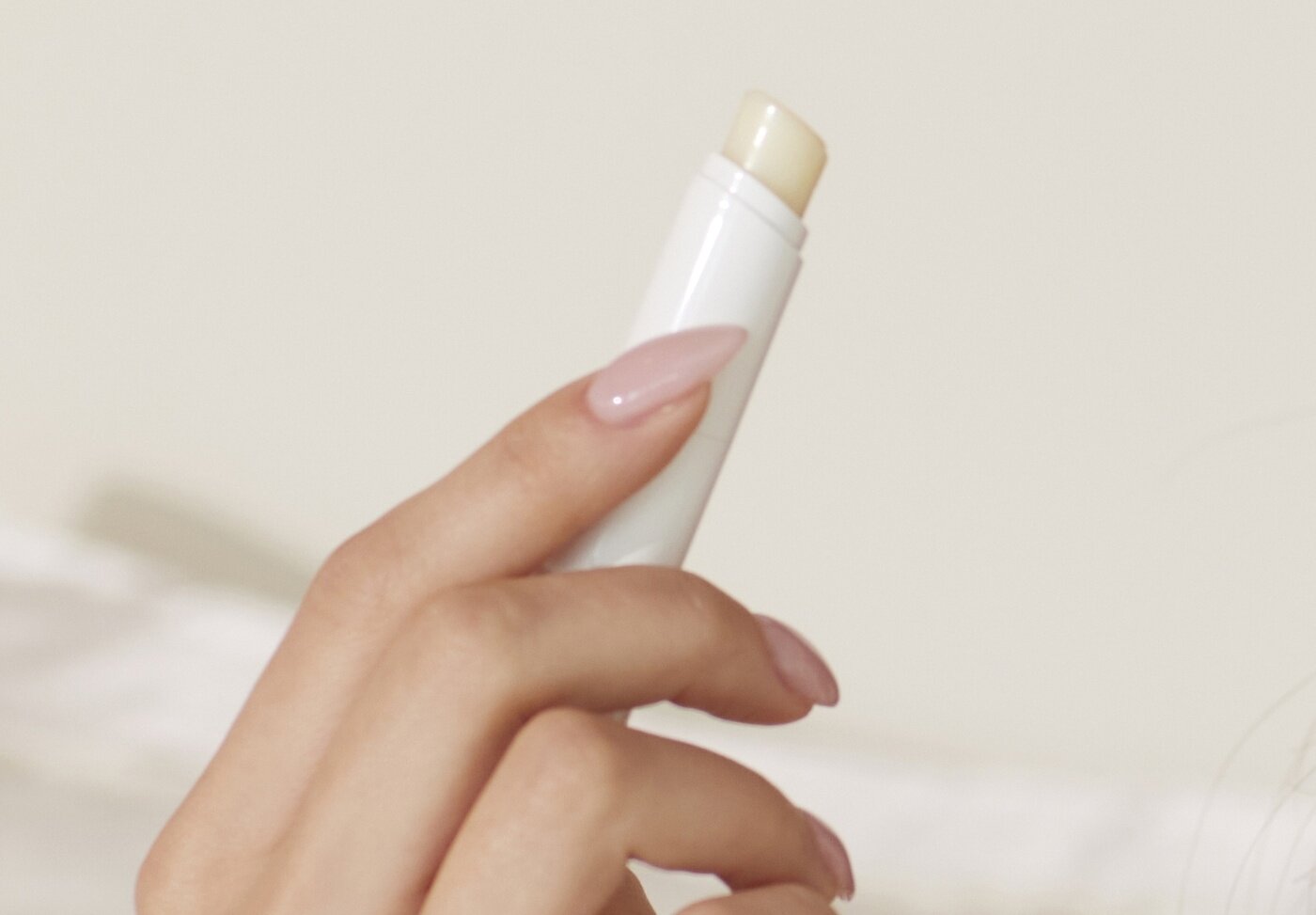 본문 이미지 - 보호자가 쓰는 립밤을 반려견 피부 보습을 위해 발라줘도 좋다.  (사진 이미지투데이) ⓒ 뉴스1