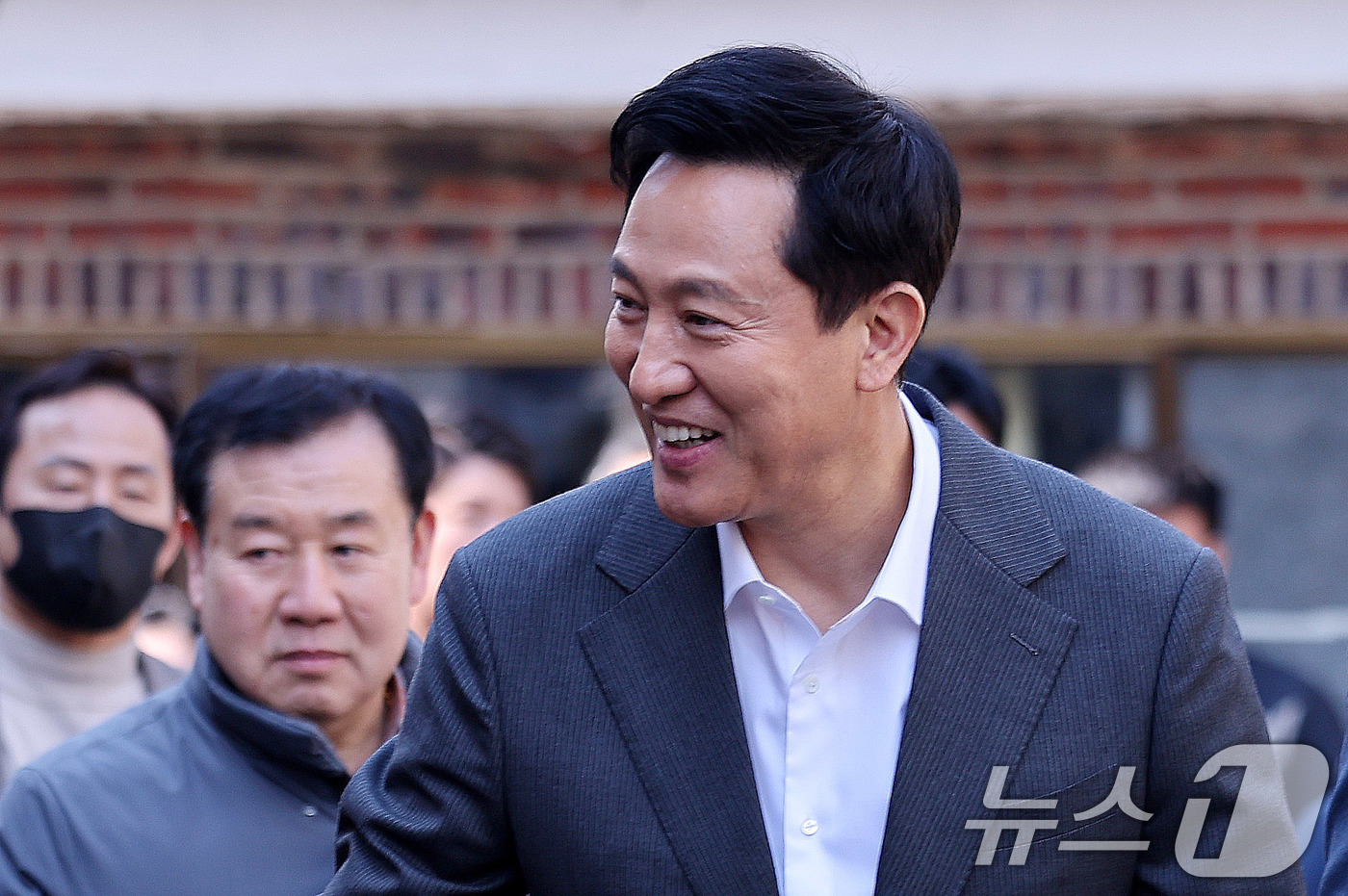 (서울=뉴스1) 박지혜 기자 = 오세훈 서울시장이 17일 서울 구로구 오류동 소규모 재건축 현장을 둘러보고 있다.서울시는 올해 5월부터 소규모 건축물의 용적률을 한시적으로 완화하는 …