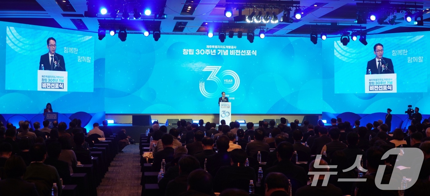 (제주=뉴스1) 고동명 기자 = 삼다수를 생산하는 지방공기업 제주도개발공사의 백경훈 사장이 17일 제주시 메종글래드 호텔에서 열린 창립 30주년 기념식에서 인사말을 하고 있다. 2 …