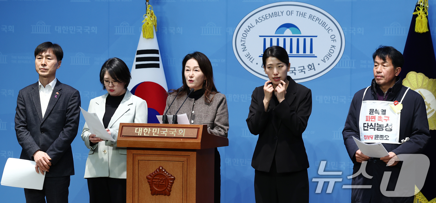 (서울=뉴스1) 김민지 기자 = 이재정 더불어민주당 의원을 비롯한 야5당 의원들이 17일 오후 서울 여의도 국회 소통관에서 윤석열 대통령 내란 사태 관련 국제의원연맹(IPU) 진정 …