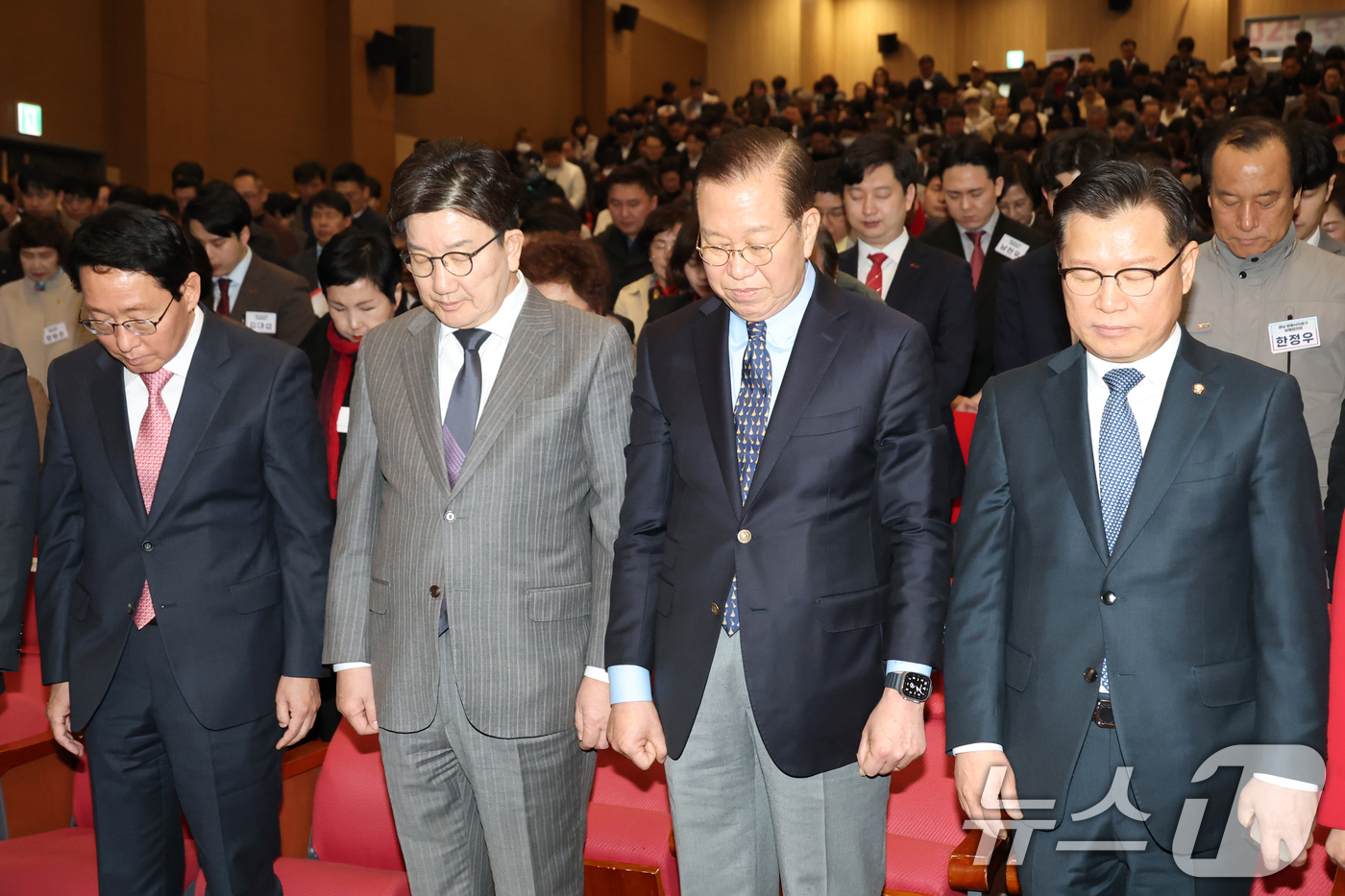 (서울=뉴스1) 이광호 기자 = 권영세 국민의힘 비상대책위원장과 권성동 원내대표 등이 17일 오후 서울 여의도 국회 의원회관에서 열린 전국 시·도당 및 당원협의회 2025주요당직자 …