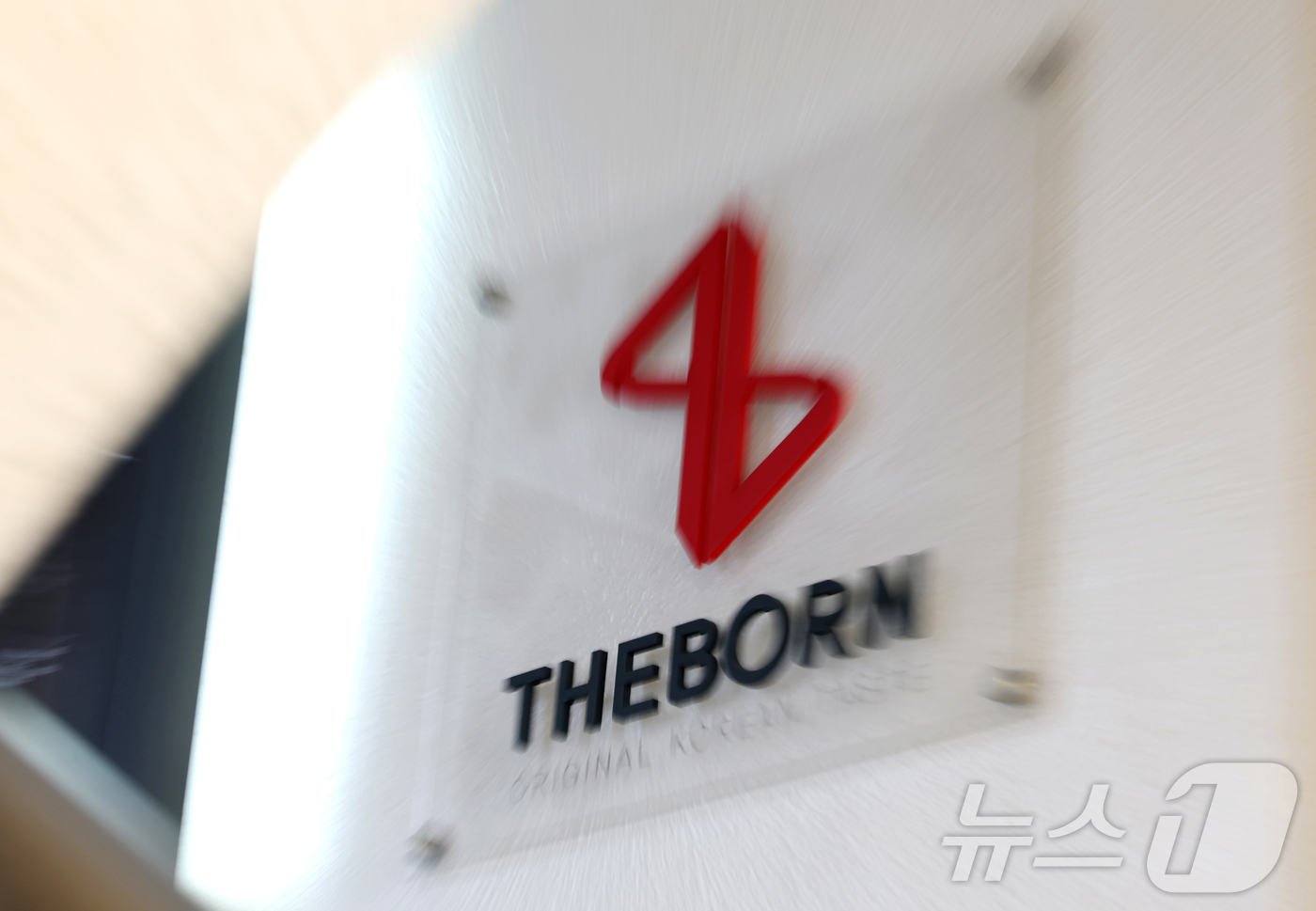 (서울=뉴스1) 권현진 기자 = 백종원 대표가 이끄는 더본코리아가 '빽햄' 제품의 돼지고기 함량 문제, 백종원의 유튜브 안전 위반, 농지법 및 건축법 위반, 원산지 표기 문제 등으 …