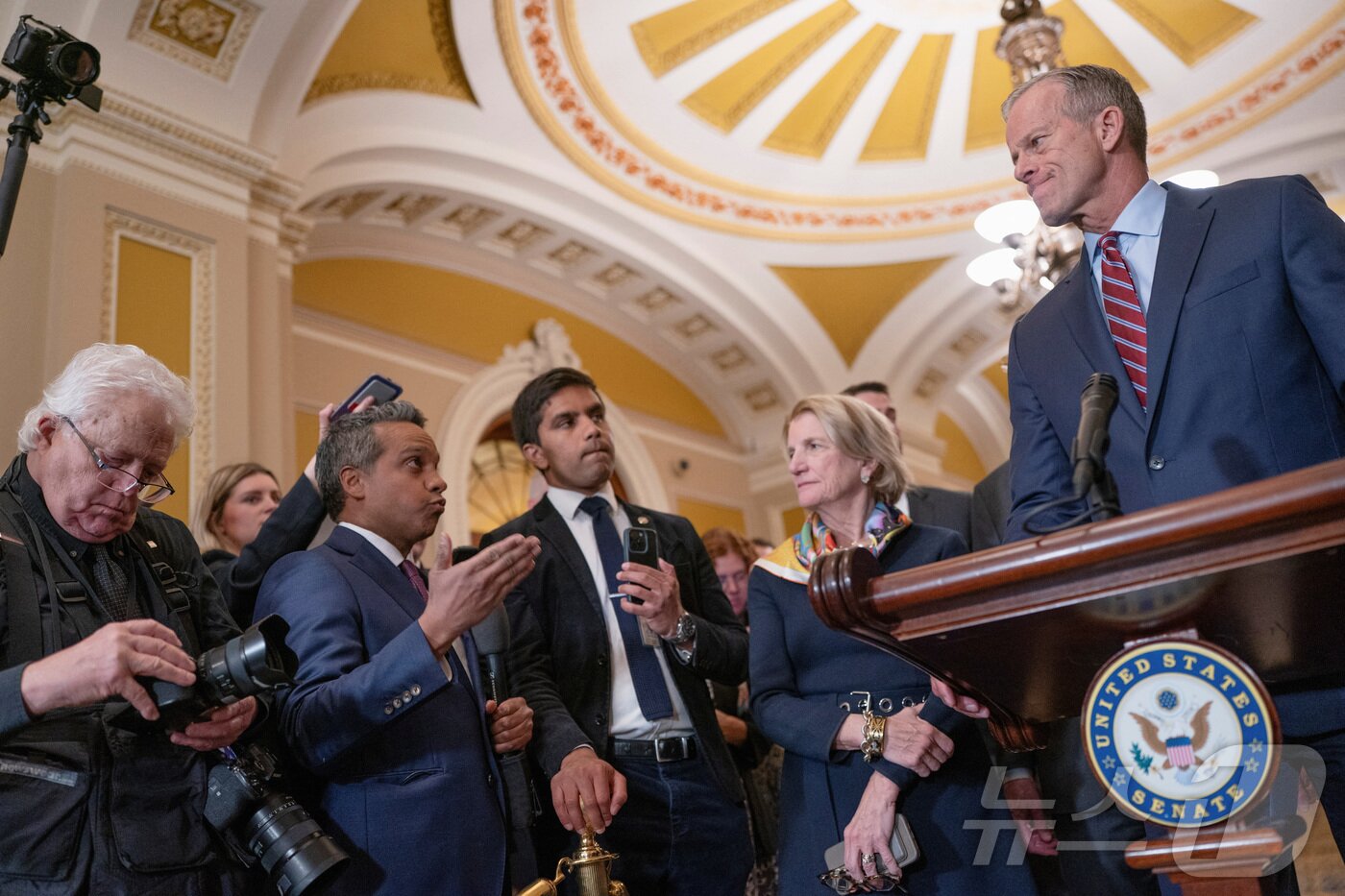 본문 이미지 - 존 튠 미국 공화당 상원 원내대표가 지난 3월 17일&#40;현지시간&#41; 주간 정책 오찬 이후 기자들의 질문에 답하고 있다. 2025.03.17 ⓒ 로이터=뉴스1 ⓒ News1 박우영 기자