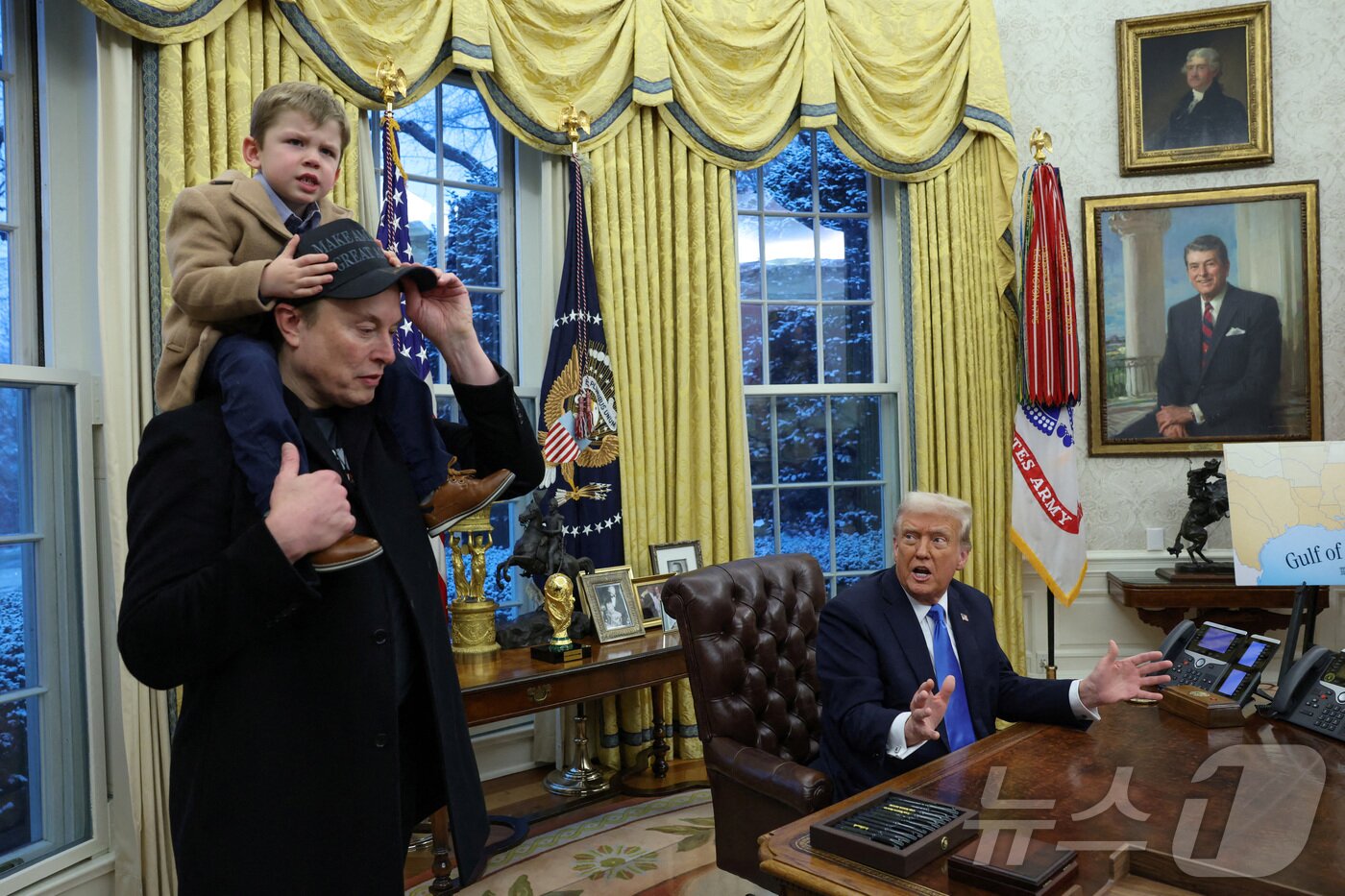 본문 이미지 - 도널드 트럼프 미국 대통령이 2025년 2월 11일 미국 워싱턴 D.C.의 백악관 집무실에서 일론 머스크가 X &AElig; A-12를 어깨에 메고 연설하고 있다 ⓒ 로이터=뉴스1 ⓒ News1 박은정 기자